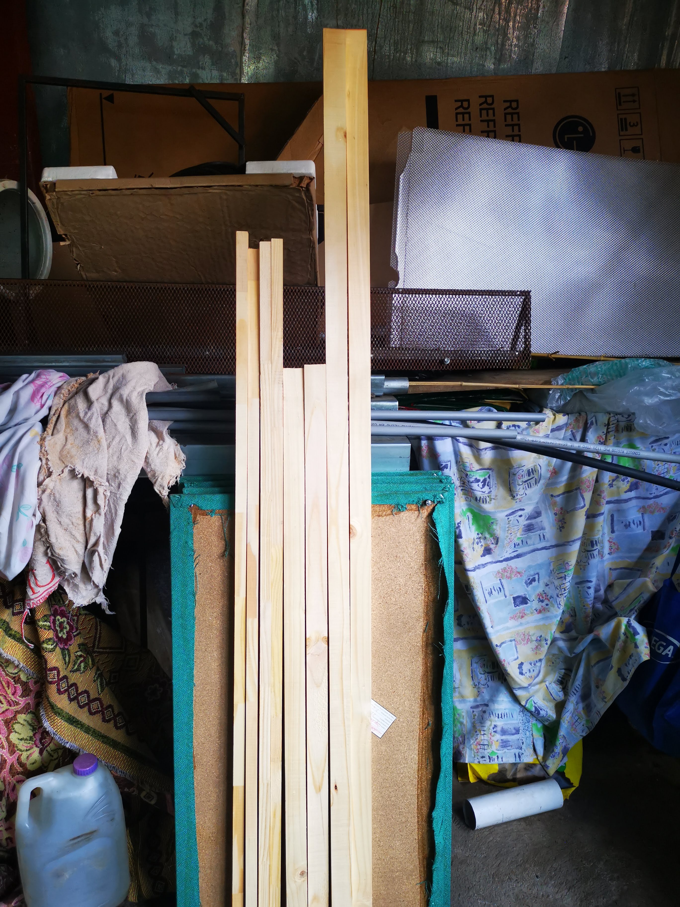 Materiales: madera y paneles con tela